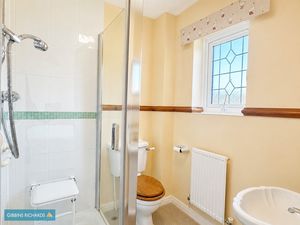 En-suite shower room- click for photo gallery